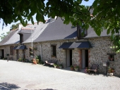 Alignement de deux fermes, la Roche Chaude (Domloup)