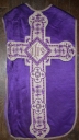 Ornement violet 2 : chasuble, étole, manipule, voile de calice et bourse de corporal