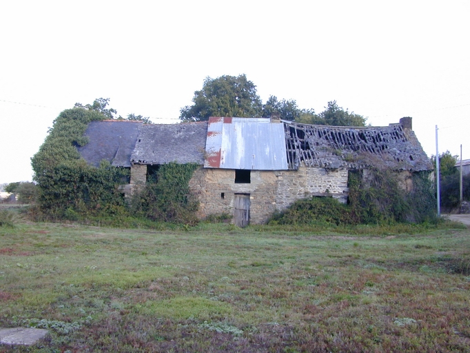 Alignement de maisons, la Cornais (Lieuron)