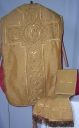 Ornement doré 4 : chasuble, étole, manipule, bourse du corporal