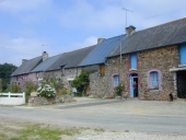 Alignement de quatre logis, le Bas Pennée (Maxent)