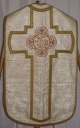 Ornement blanc 3 : chasuble, bourse de corporal, étole, manipule, voile de calice