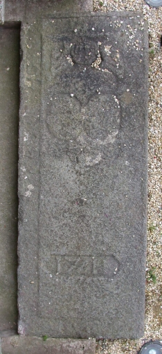 Dalle funéraire (portail ouest)