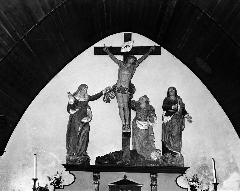 Groupe sculpté : Calvaire, chapelle du Calvaire, dans le cimetière non étudié (Plouescat)