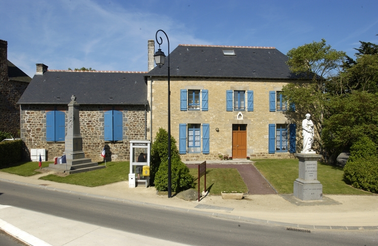Monument de la famille de La Vieuville, rue de Tourdelin (Saint-Thual)