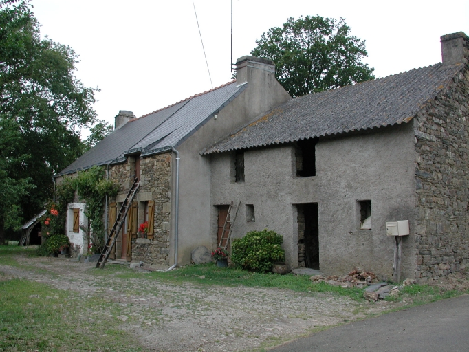 Alignement de maisons, Branguignié (Bains-sur-Oust)
