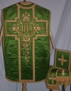 Ornement vert 1 : chasuble, étole, manipule, voile du calice