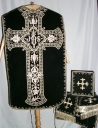 Ornement noir 3 : chasuble, étole, manipule, voile de calice, bourse de corporal
