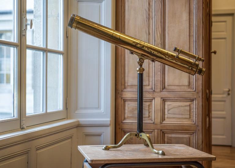 Présentation de la collection d'instruments scientifiques du lycée Émile Zola, Avenue Jean Janvier (Rennes)