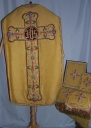 Ornement doré 1 : chasuble, étole, manipule, voile de calice, bourse de corporal, pale
