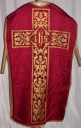 Ornement rouge 1 : chasuble, bourse de corporal, étole, manipule, voile de calice
