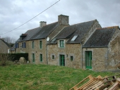 Alignement de maisons, la Tiolais (Saint-Pierre-de-Plesguen fusionnée en Mesnil-Roc'h en 2019)