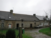 Alignement de 4 maisons, Mont Servin (Bonnemain)