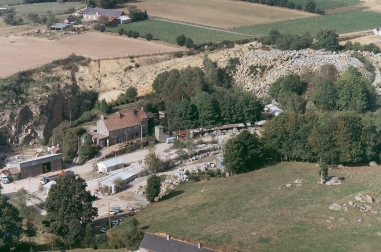 Carrière de granite de la Beurrière, puis Brault-Maubert, actuellement usine de taille de matériaux de construction SCOP (Mellé)