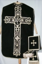 Ornement noir 2 : chasuble, étole, manipule, bourse du corporal