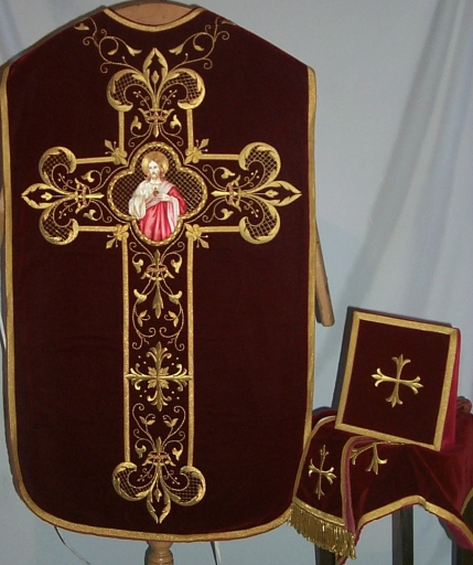 Ornement rouge 2 : chasuble, bourse du corporal, étole, voile du calice