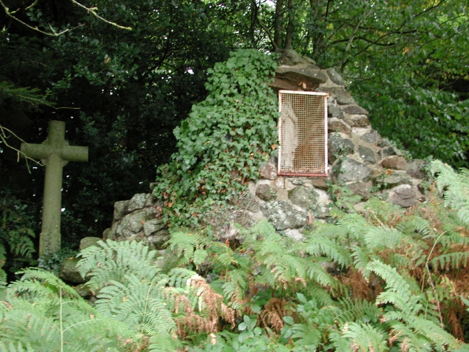 Grotte de Lourdes et croix monumentale, près du Château (Québriac)