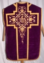 Ornement violet 1 : chasuble, bourse de corporal, manipule, voile de calice