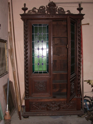 Ensemble de meubles civils : table, fauteuil, armoire-bibliothèque, pupitre à écrire debout