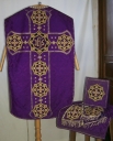 Ornement violet 1 : chasuble, bourse du corporal, étole, manipule, voile du calice