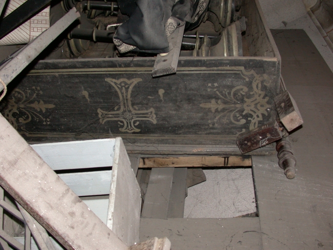 Ensemble de mobilier funéraire : estrade, dais funéraire