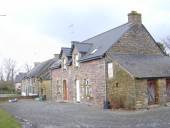 Alignement de trois maisons et fermes, les Carrées (Pipriac)