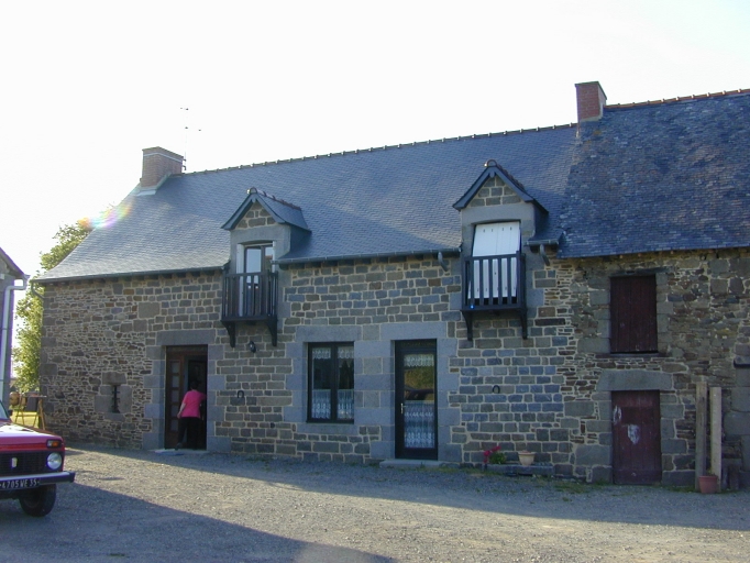 Alignement de trois maisons, le Boulhart (Meillac)