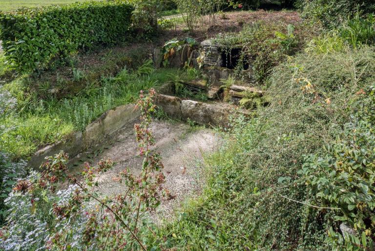 Fontaine et lavoir dit doué, La Ville-au-Chevalier (Le Quillio)