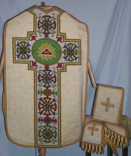 Ornement blanc 3 : chasuble, bourse du corporal, étole, manipule, voile du calice
