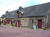 Alignement de maisons, Lourme (Orgères)