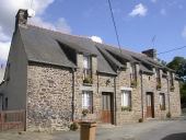 Alignement de maisons, la Ville Artay (Plerguer)