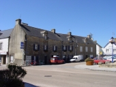 Trois maisons, 1, 3, 5 place de l' Eglise (Erdeven)