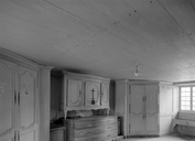 Lambris de hauteur, placards (2), buffet, table de décharge (desserte), chapelle Notre-Dame-de-Carmes (Neulliac)