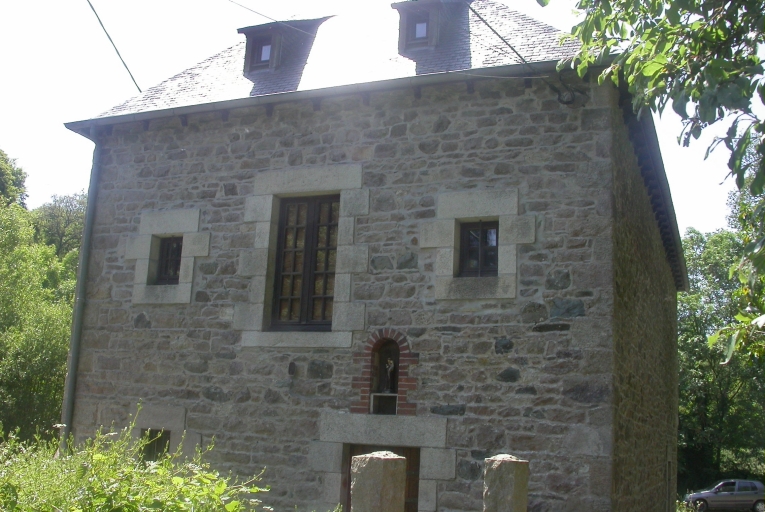 Moulin à farine de Guézennec, puis minoterie, actuellement maison, près du Leff (Plourivo)