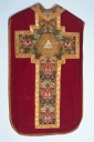 Ornement rouge 2 : chasuble, bourse de corporal, étole, manipule, voile de calice