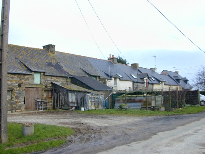 Alignement de six maisons et fermes, la Ville Roland (Pipriac)
