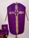 Ornement violet 1 : chasuble, étole, voile de calice, bourse de corporal, manipule