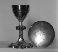 Calice, patène (2), église paroissiale Saint-Aubin (Saint-Aubin-des-Landes)