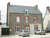 Maison à boutique, 9 place des Anciens Combattants (Saint-Père-Marc-en-Poulet)