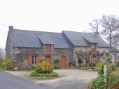 Alignement de deux maisons, la Barre de Traversot (Pipriac)