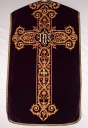 Ornement violet 1 : chasuble, étole, manipule, voile de calice
