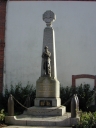 Monument aux morts, rue Onffroy de la Rosière ; rue des Rochers (Sixt-sur-Aff)