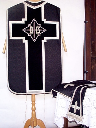 Ornement noir 2 : chasuble, étole, voile de calice