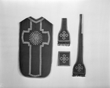 Chasuble, étole, bourse de corporal, manipule (ornement rouge), prieuré Notre-Dame-de-l'Assomption (prieuré cure), église paroissiale de bénédictins (Bréal-sous-Vitré)