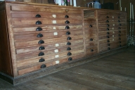 Meubles de sacristie : chasublier, 5 armoires de sacristie