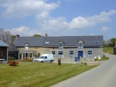 Alignement d'une maison et d'une ferme, la Ruette (Meillac)