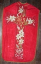 Ornement rouge 2 : chasuble, étole, manipule, voile de calice et bourse de corporal