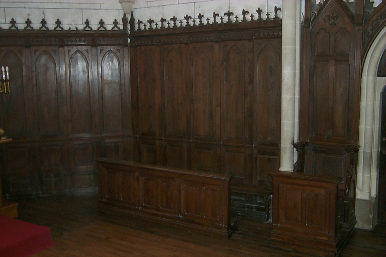Ensemble de 4 stalles, 2 bancs de choeur, 2 agenouilloirs et d'un lambris de demi-hauteur
