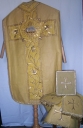 Ornement doré 2 : chasuble, bourse de corporal, étole, manipule, voile de calice