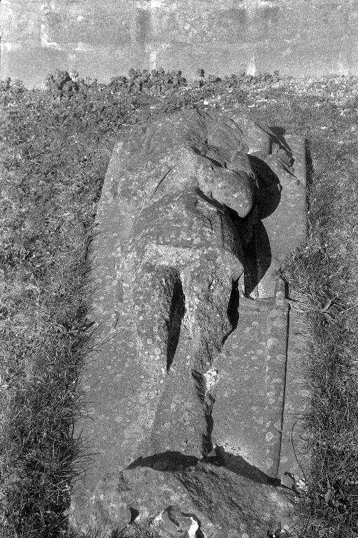 Plate-tombe du chevalier de Launay, sieur de Coetmerret, église paroissiale Saint-Hervé (Lanhouarneau)